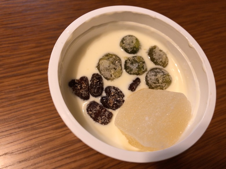 プリンに甘納豆などを乗せる