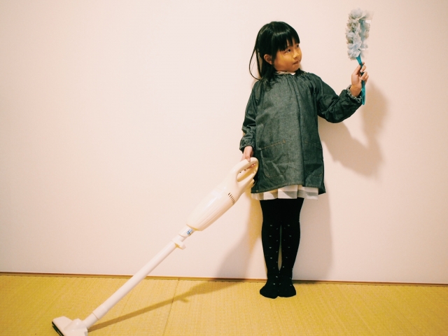 掃除する女の子
